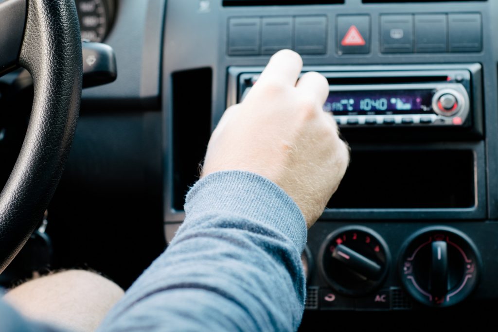 車のラジオのノイズが気になる 感度を上げる方法を教えます Intelivia