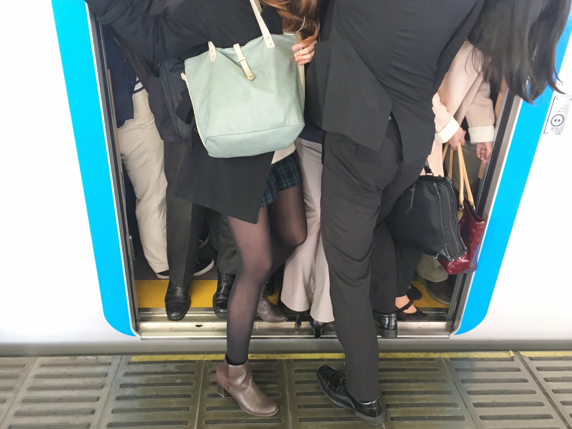 電車でイケメンが隣に！冷静な女性も内心は喜びでいっぱい