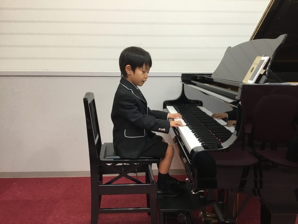 男の子のピアノ発表会の衣装は年齢によって選ぶのがおすすめ Intelivia